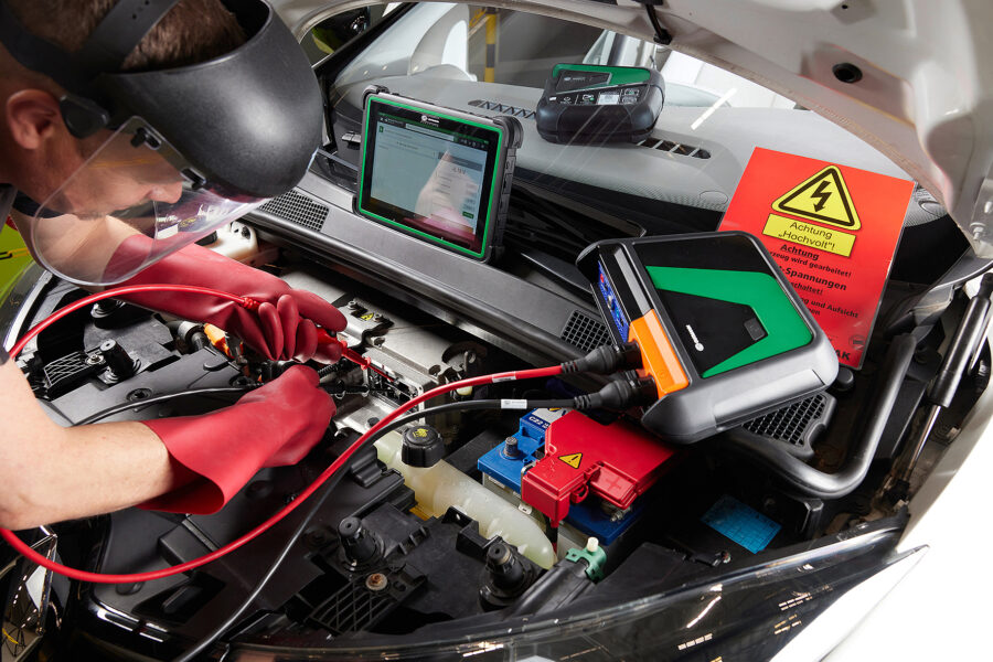 High-voltage and low-voltage measurements with the mega macs X diagnostic device