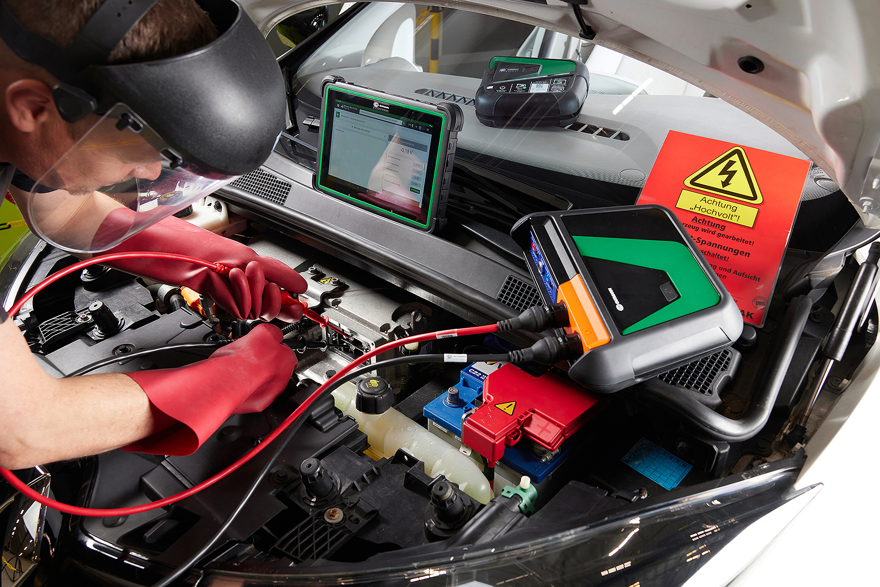 High-voltage and low-voltage measurements with the mega macs X diagnostic device